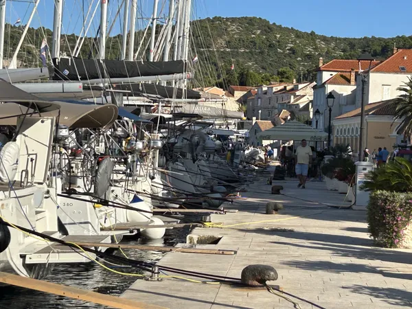 Vitorlázás a Balatonon és Adrián